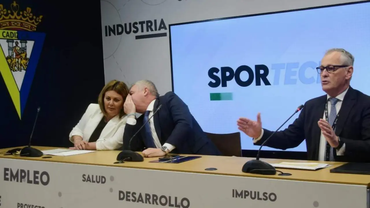 La alcaldesa de Puerto Real, Elena Amaya, con el presidente del C&aacute;diz, Manuel Vizca&iacute;no, y el responsable del fondo M&aacute;r Oce&aacute;na, Ricardo G&oacute;mez. - Eulogio Garc&iacute;a