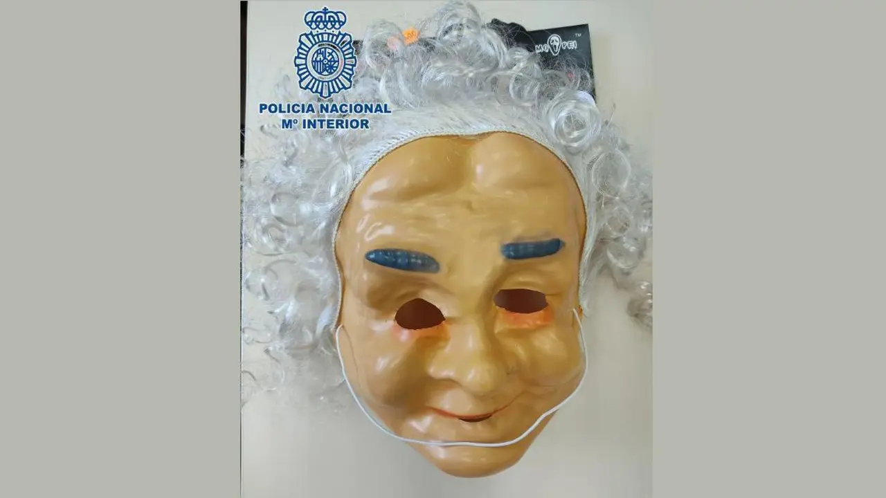 Una de las m&aacute;scaras intervenidas. - A. I.