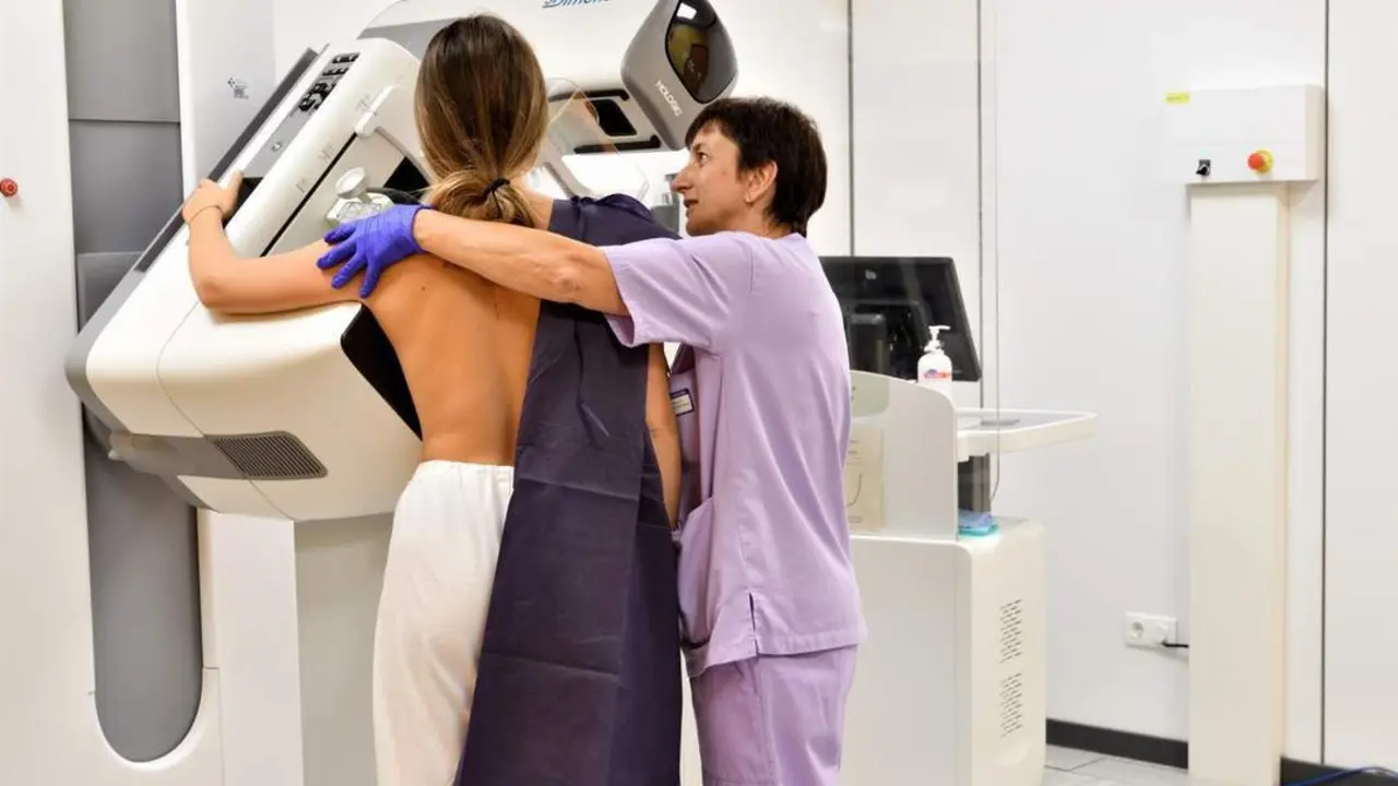 Una mujer se somete a una mamograf&iacute;a. | Europa Press.