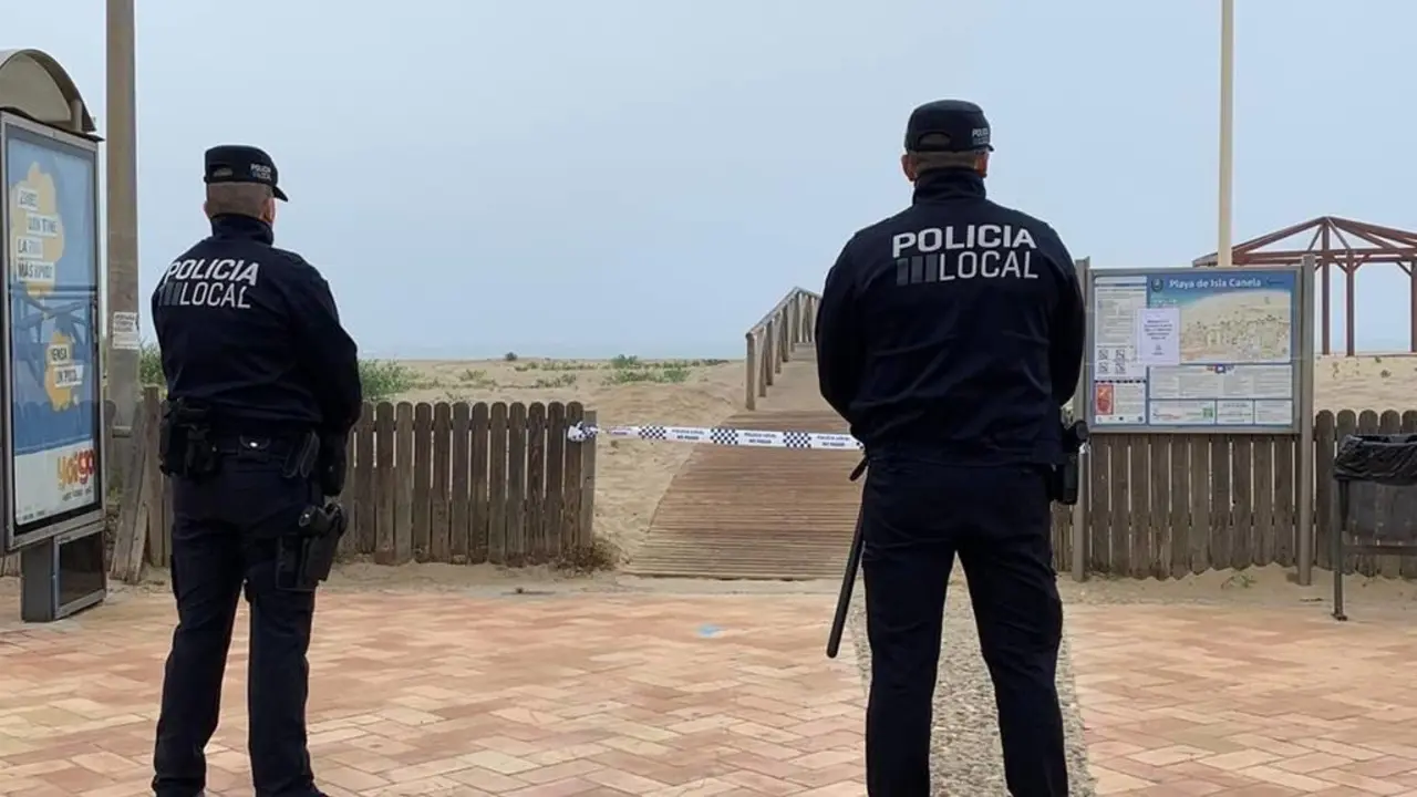 Las playas de Ayamonte con la Polic&iacute;a Local vigilando por el aviso - Ayto Ayamonte