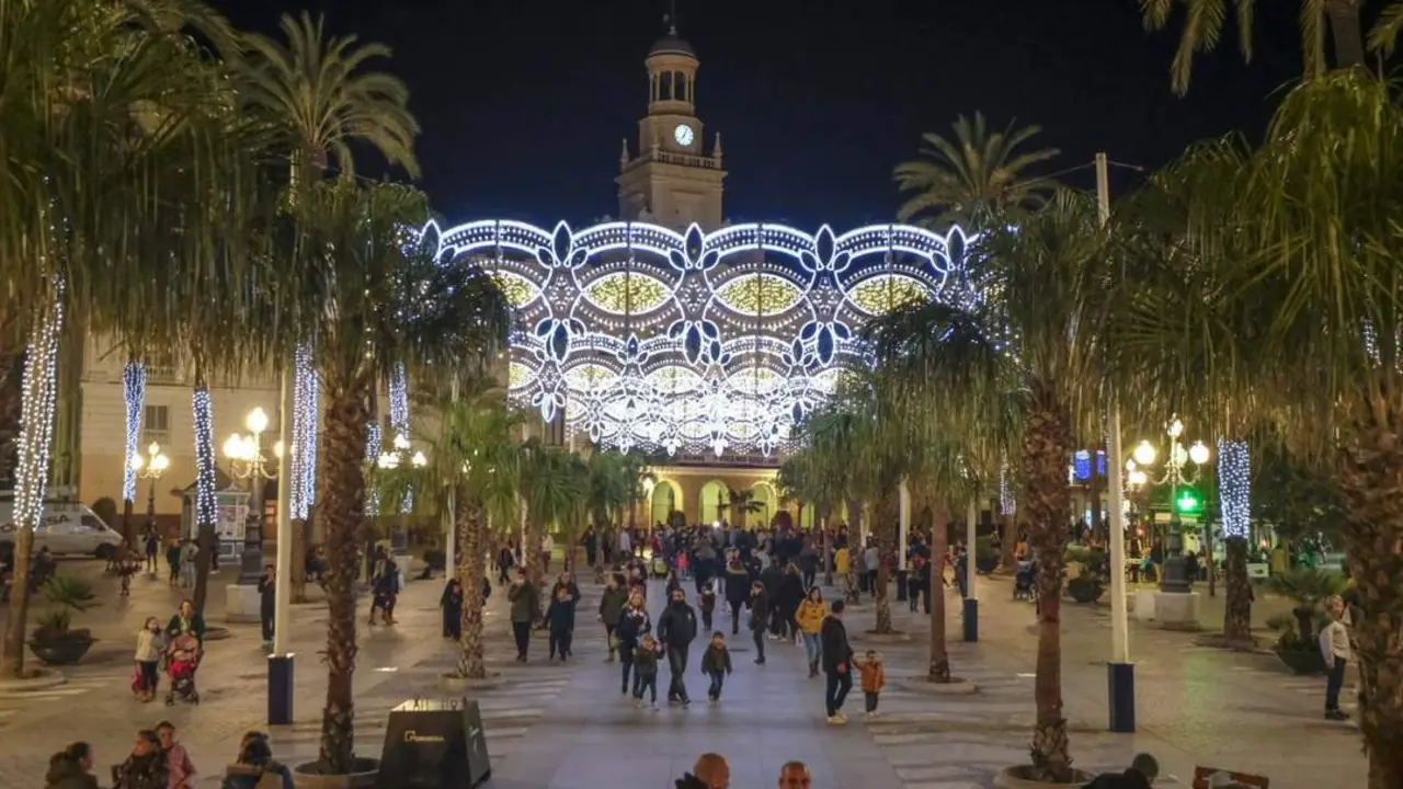 Iluminaci&oacute;n navide&ntilde;a de la plaza de San Juan de Dios en 2022. - Ayto. de C&aacute;diz
