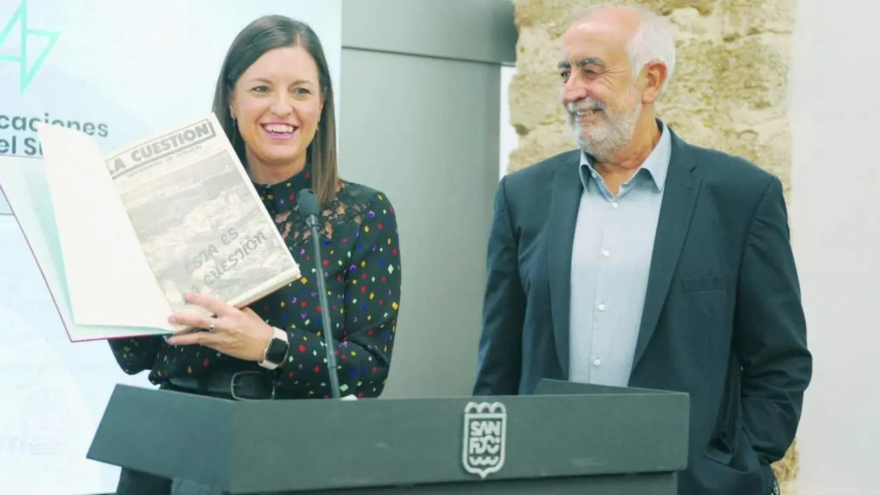 Patricia Cavada mostrando el primer n&uacute;mero de La Cuesti&oacute;n - Viva