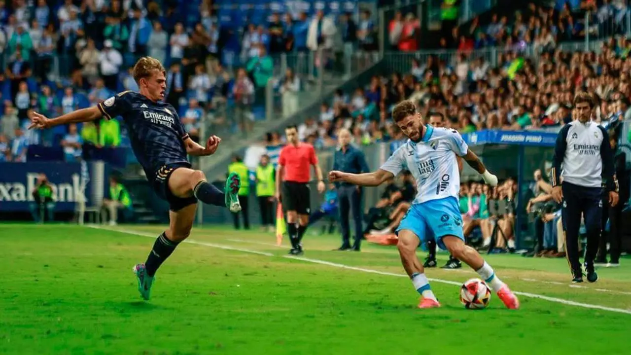 Dani S&aacute;nchez, a punto de centrar un bal&oacute;n. - Lafabricarm
