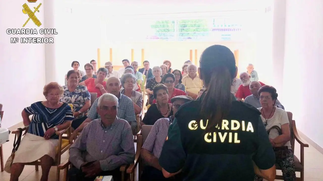 Charla de prevenci&oacute;n para mayores de la Guardia Civil - Guardia Civil