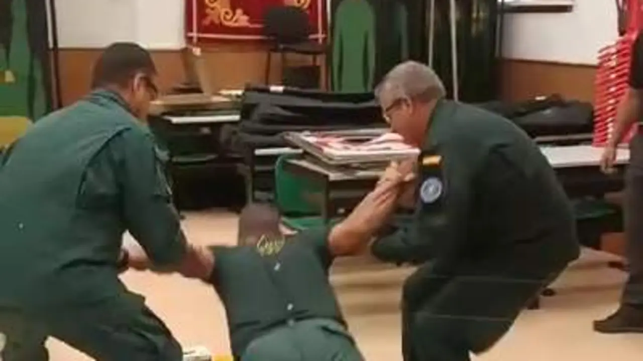 Viral: Agentes de Guardia Civil descubren qu&eacute; se siente al ser inmovilizados con un t&aacute;ser