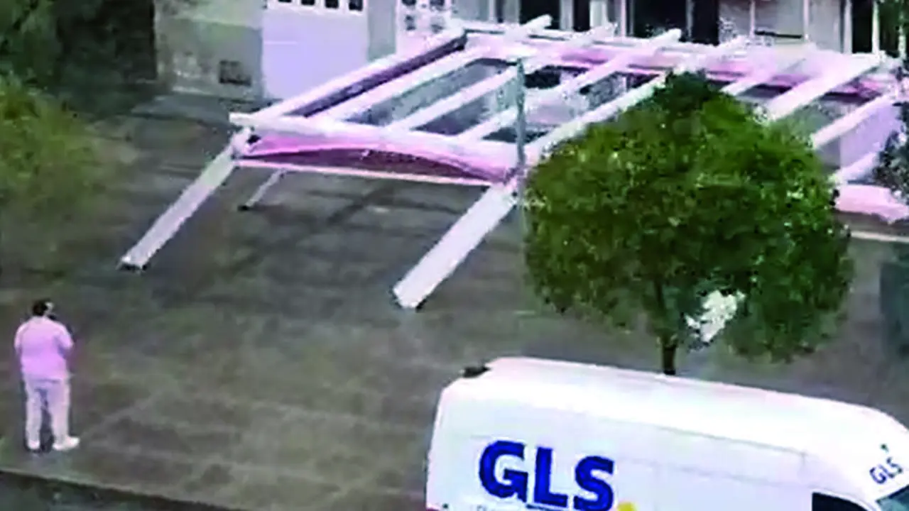 &ldquo;Los trabajadores intentaron agarrar entre todos la terraza, pero el viento les llevaba"