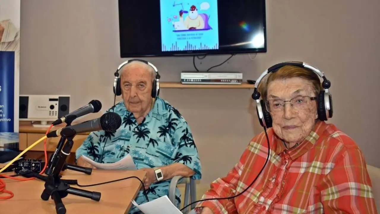 El taller de radio-podcast entre los ancianos de la residencia. - REMITIDA MOVET