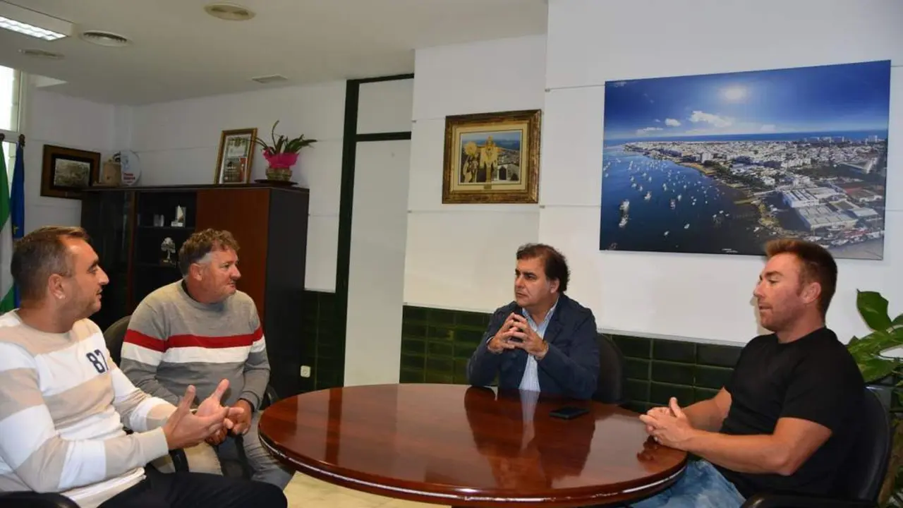 Reuni&oacute;n mariscadores con el alcalde de Punta Umbr&iacute;a - Ayto Punta Umbr&iacute;a