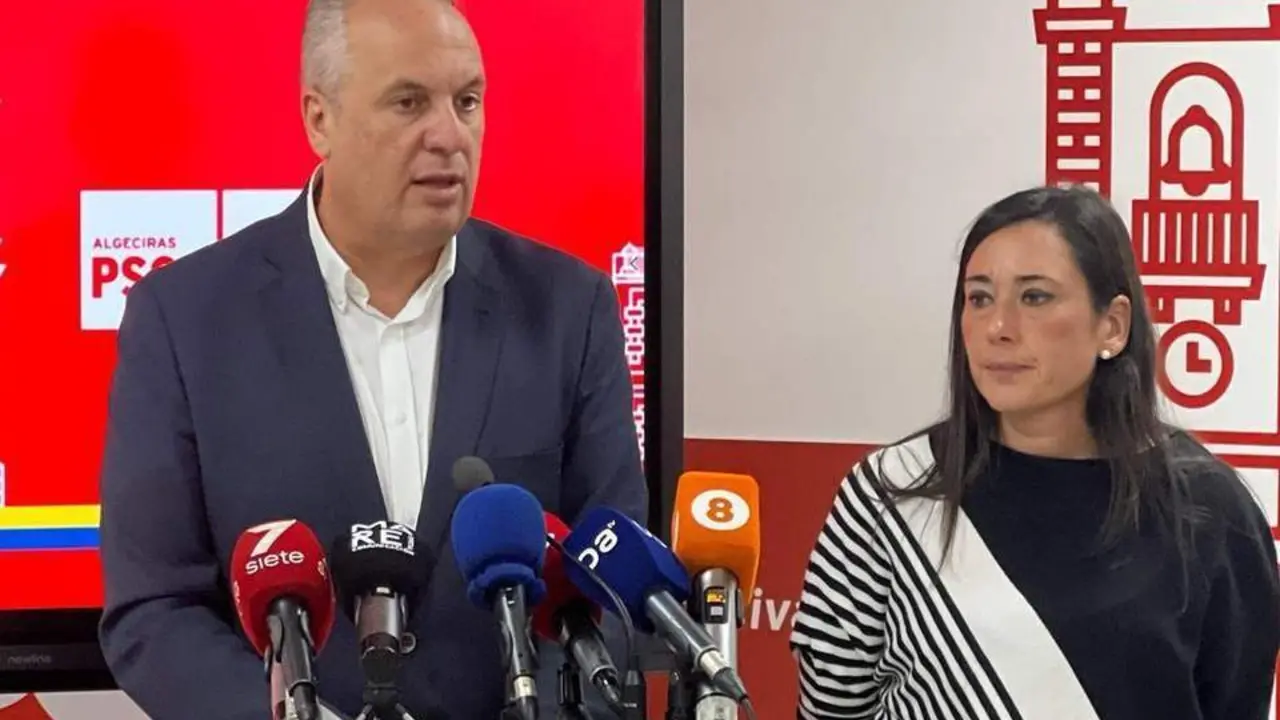 Juan Carlos Ruiz Boix, con Roc&iacute;o Arrabal, en rueda de prensa. - AI