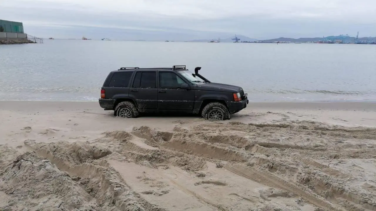Todoterreno abandonado en la playa de Palmones de Los Barrios. - AI