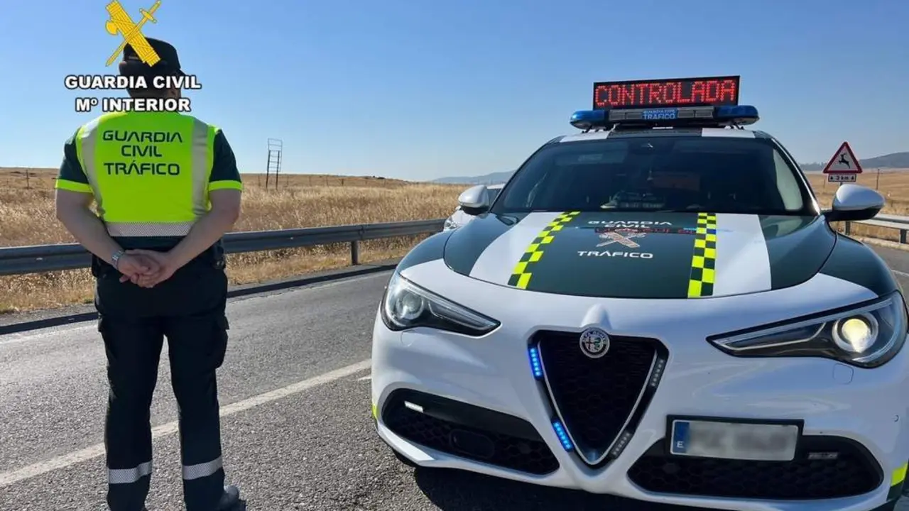 Un agente de la Guardia Civil de Tr&aacute;fico. - Europa Press