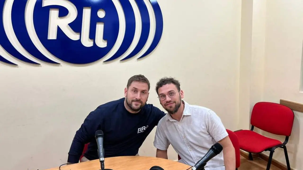 Javier Jos&eacute; e Iv&aacute;n Collado en los estudios de Radio La Isla. - A.G.