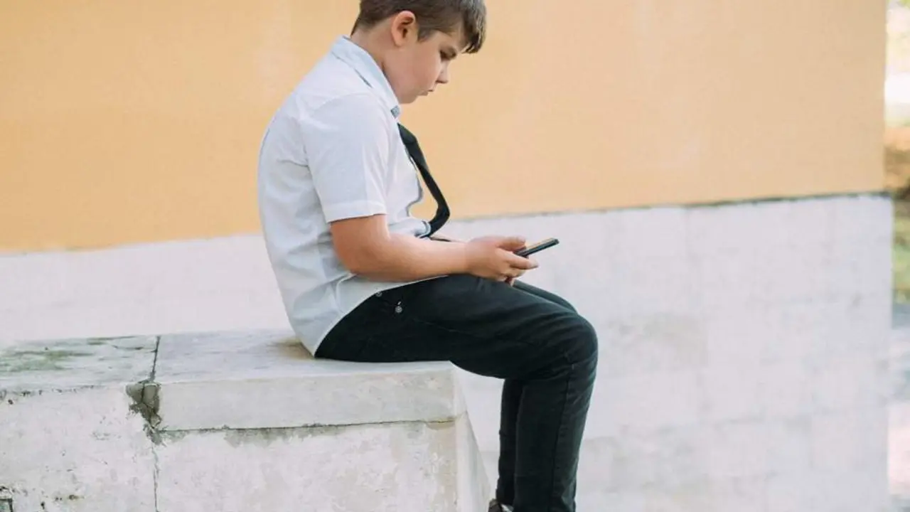 Un ni&ntilde;o con un m&oacute;vil. - Pexels | Tanya Gorelova