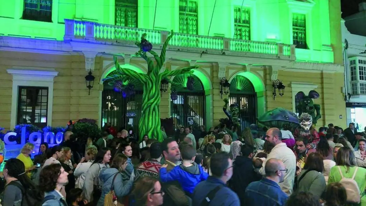 Las calles de Chiclana abarrotadas por Halloween - VIVA