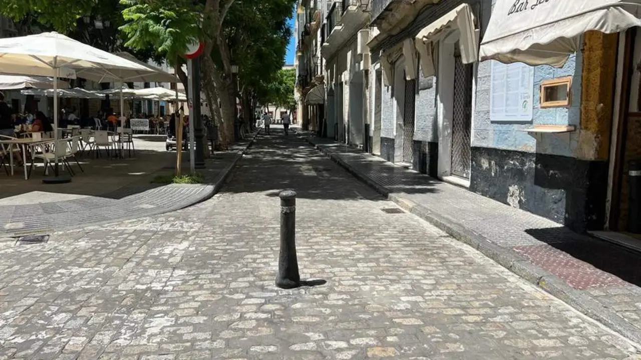 Bolardo en calle Veedor. - VIVA