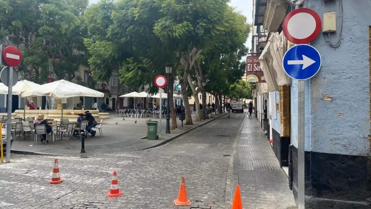 Imagen de cuando se peatonaliz&oacute; el lateral de la Plaza del Mentidero. - VIVA C&Aacute;DIZ