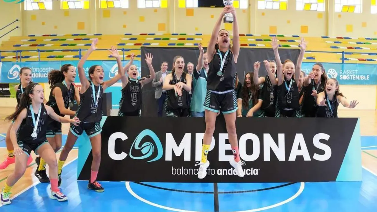 C&oacute;rdoba recibe el trofeo de campeonas. - A. I.