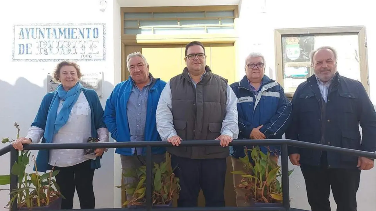 Rafael Caballero (centro) con el alcalde de Rubite, (2&ordm; izqda) - F.Callej&oacute;n