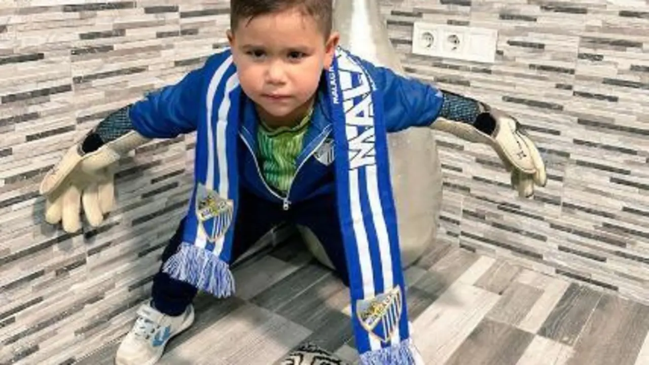 Thiago Luque, con los guantes de su &iacute;dolo. - CRISTIAN LUQUE