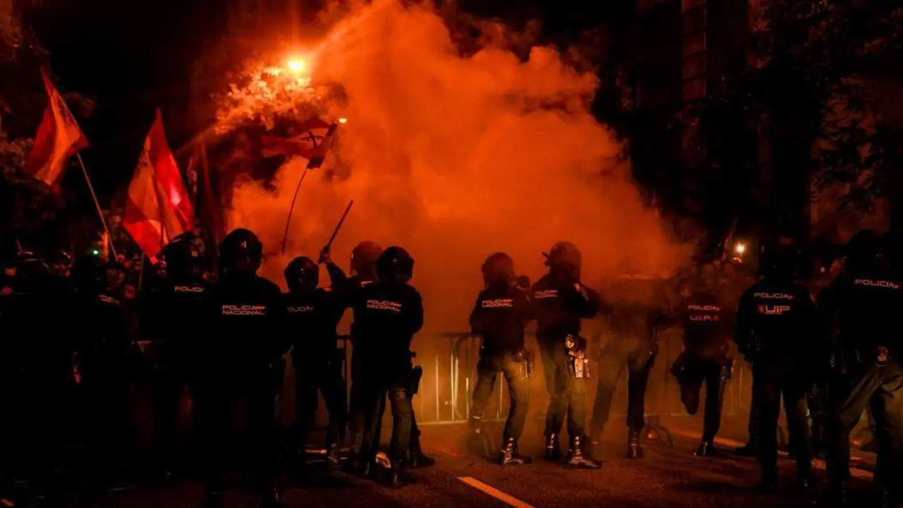 La Polic&iacute;a carga contra los manifestantes. - Europa Press