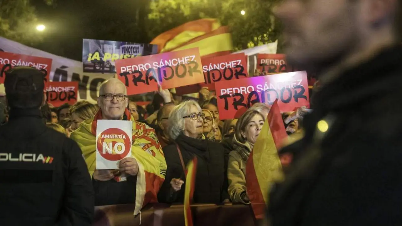 Decenas de personas durante una concentraci&oacute;n en contra de la amnist&iacute;a - Europa Press