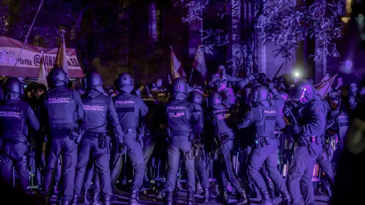 La Polic&iacute;a carga contra los manifestantes. - Europa Press