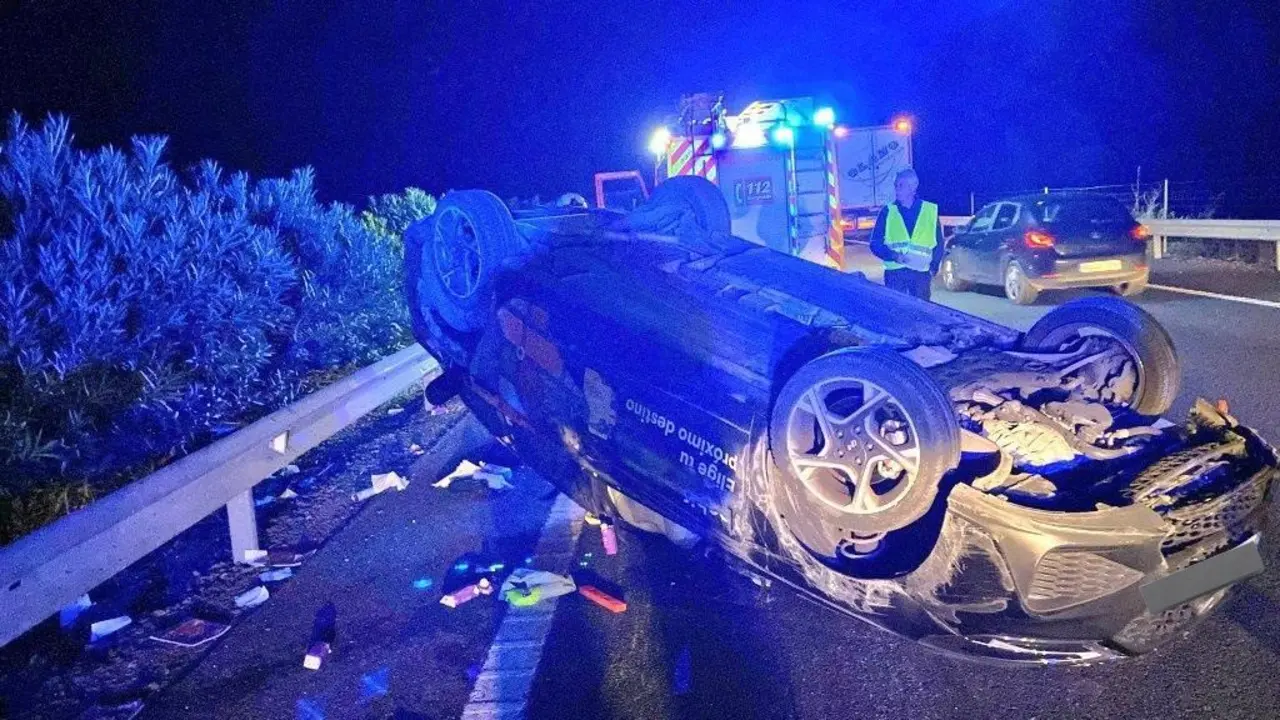 El VTC volcado. - Bomberos