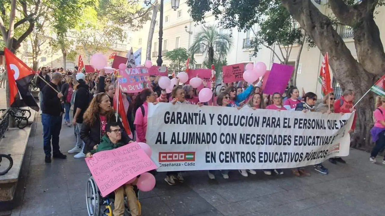 El coletivo de PTIS se ha concentrado este martes en la plaza Mina. - BEATRIZ EST&Eacute;VEZ