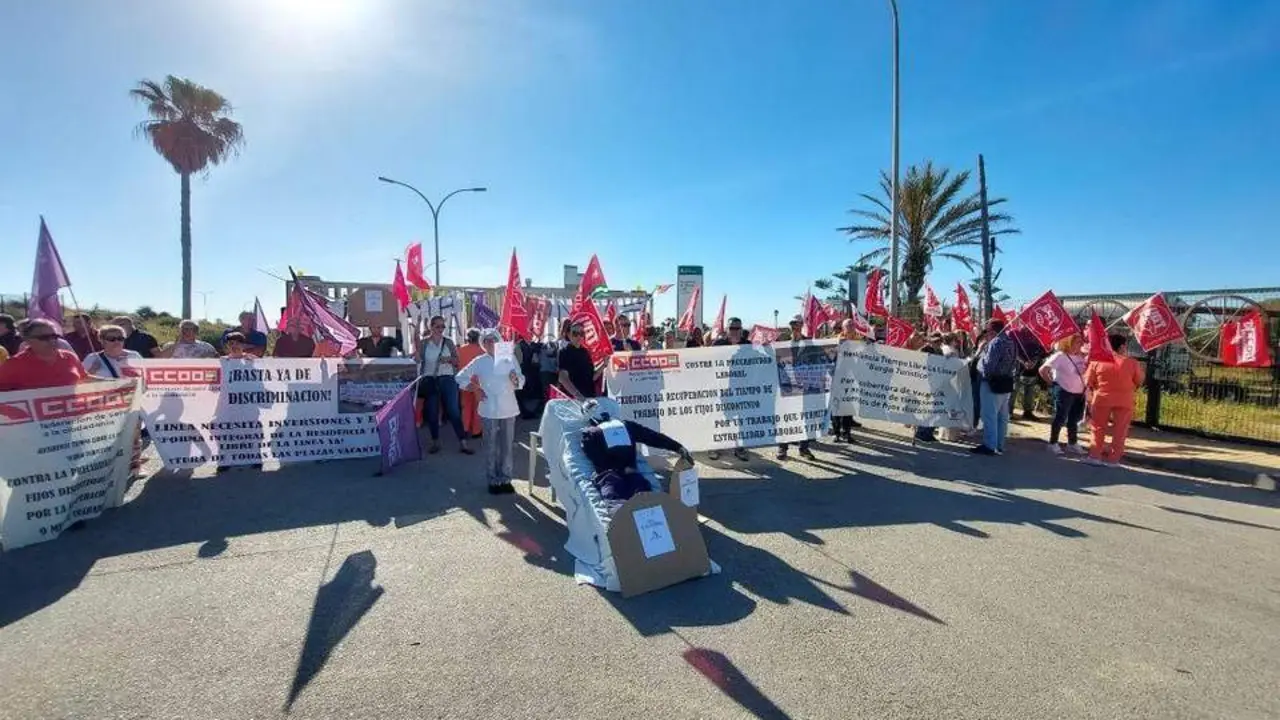 Concentraci&oacute;n ante la residencia de tiempo libre de La L&iacute;nea. - AI