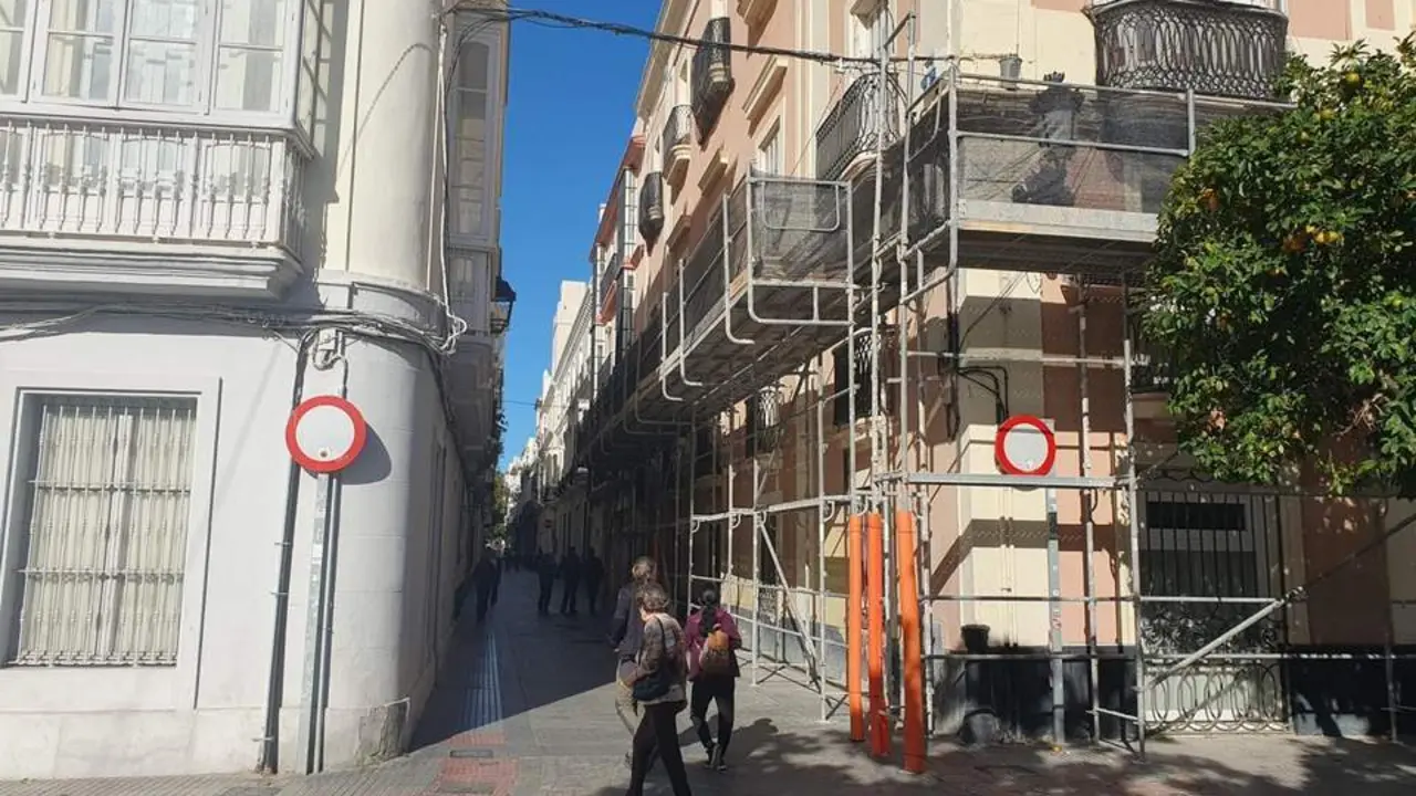 Las se&ntilde;ales de circulaci&oacute;n prohibida siguen instaladas en Veedor.  - BEATRIZ EST&Eacute;VEZ