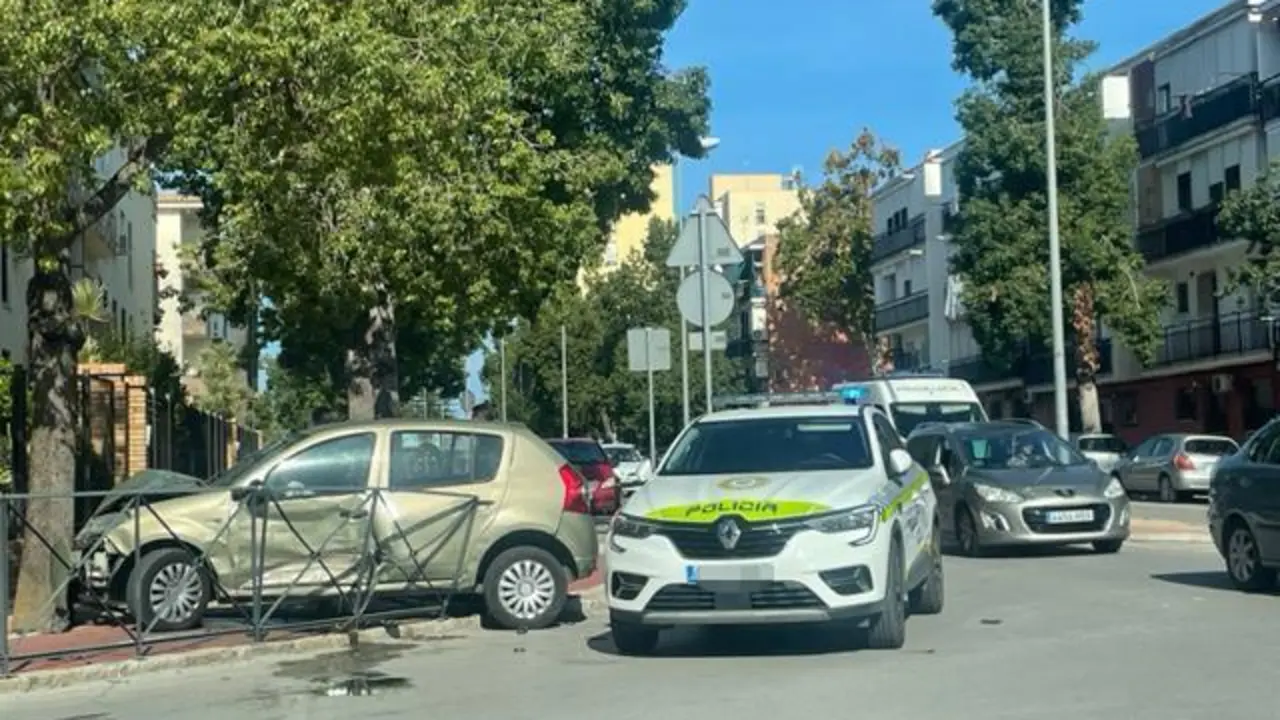 El coche siniestrado en la calle Federico Garc&iacute;a Lorca. - Viva