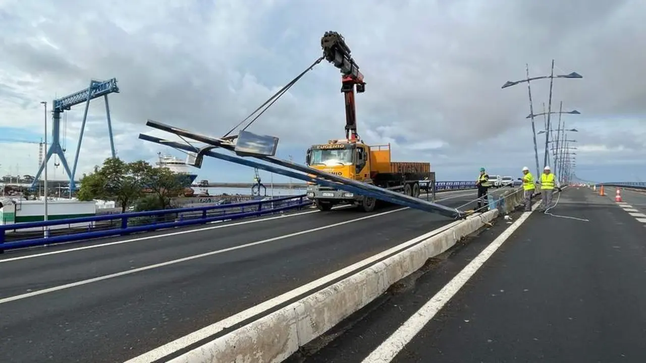 Retirada de una farola del Puente del Odiel. - VH