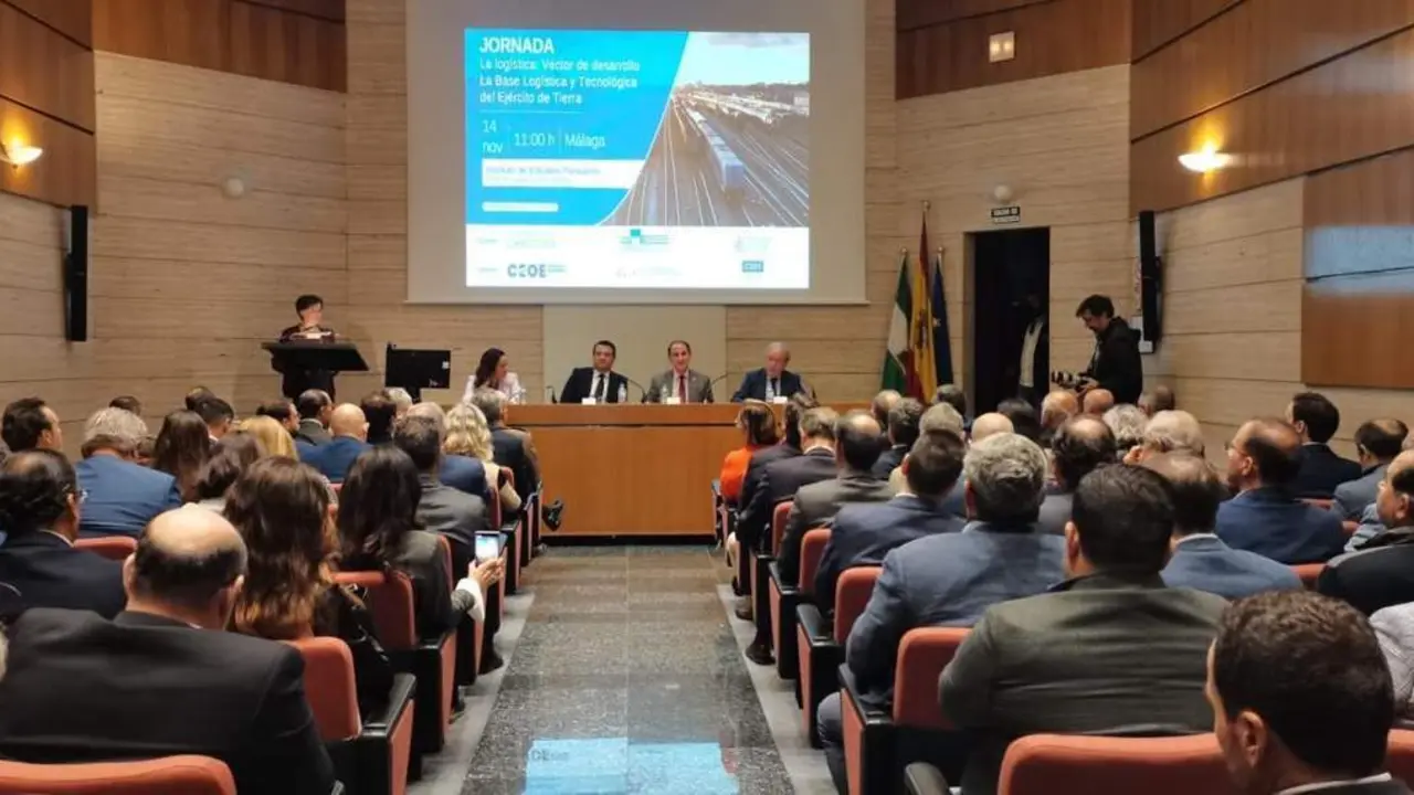 El alcalde en la presentaci&oacute;n de la jornada sobre la Base Log&iacute;stica. - LOURDES C&Oacute;RDOBA