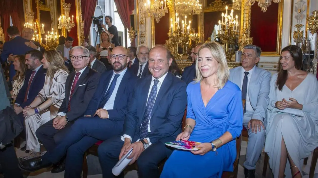 La presidenta de Diputaci&oacute;n de C&aacute;diz, con su equipo. - VIVA