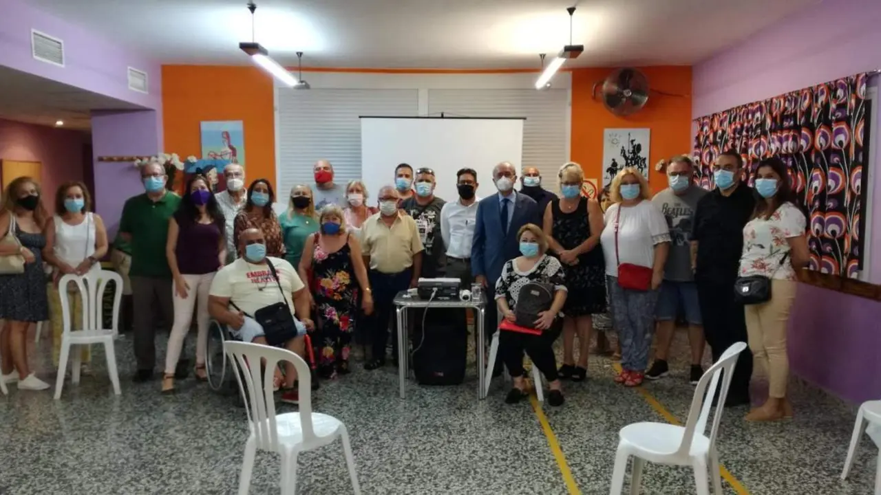 Imagen de archivo de una reuni&oacute;n en la pandemia.  - VM