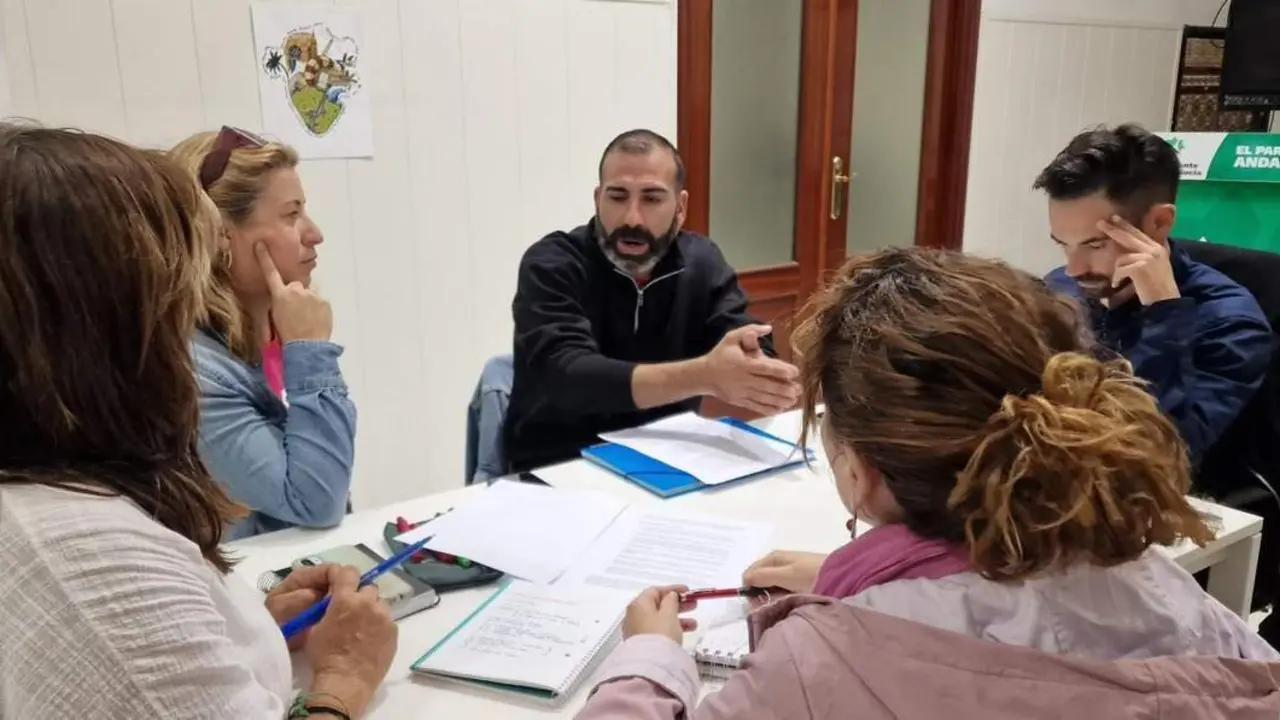 Reuni&oacute;n de Adelante Izquierda Gaditana con las PTIS. - VIVA