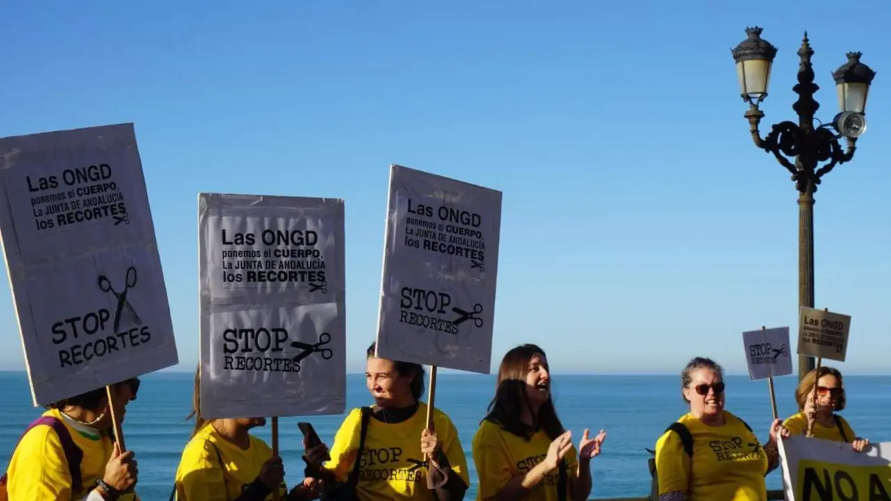 Concentraci&oacute;n de la Coordinadora Andaluza de ONGD en C&aacute;diz. - VIVA