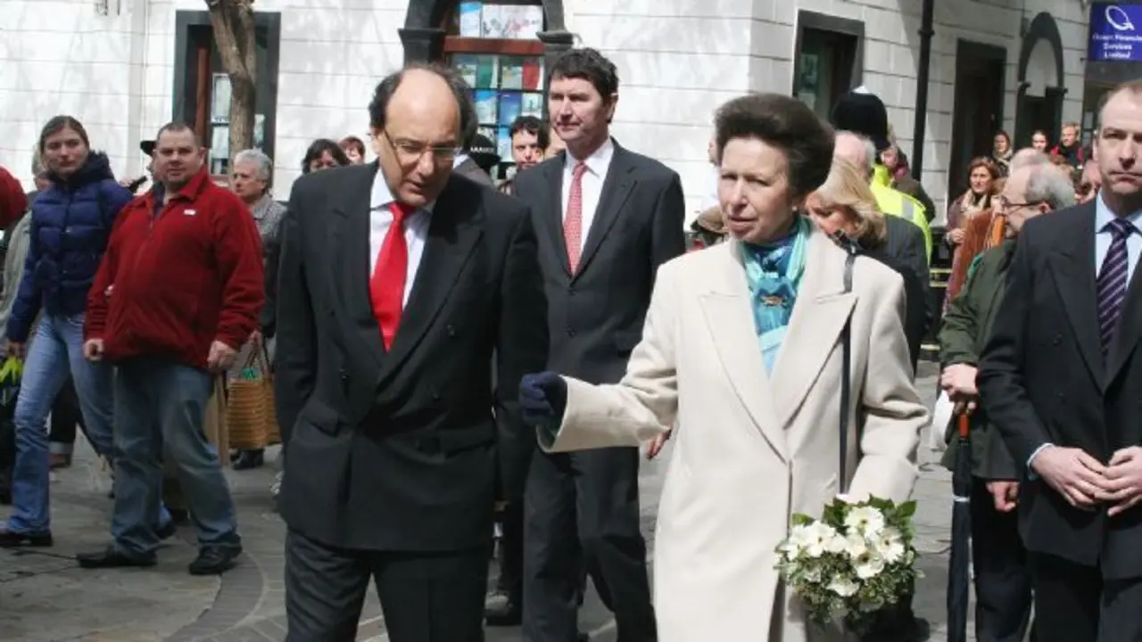 La princesa Real pase&oacute; por calle Real acompa&ntilde;ada del ministro principal, Peter Caruana. - S.P.C.