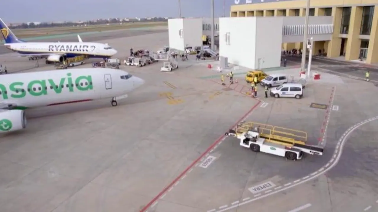 Aviones estacionados frente a la terminal del aeropuerto de Sevilla. - AENA