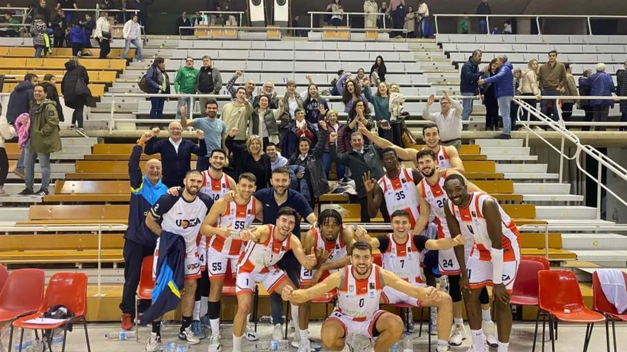Los jugadores del Udea tras ganar en Ciudad Real - AI