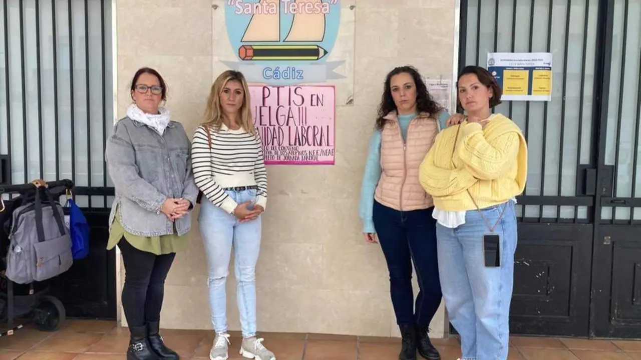 Madres, a la puerta del colegio Santa Teresa, por la huelga de PTIS. - VIVA