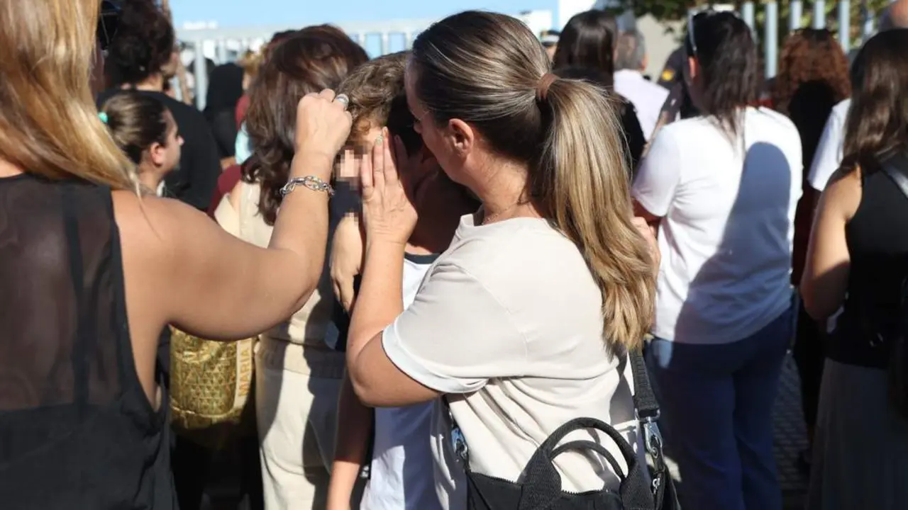 Padres tranquilizan a los alumnos el d&iacute;a del suceso.  - Nacho Frade / Europa Press