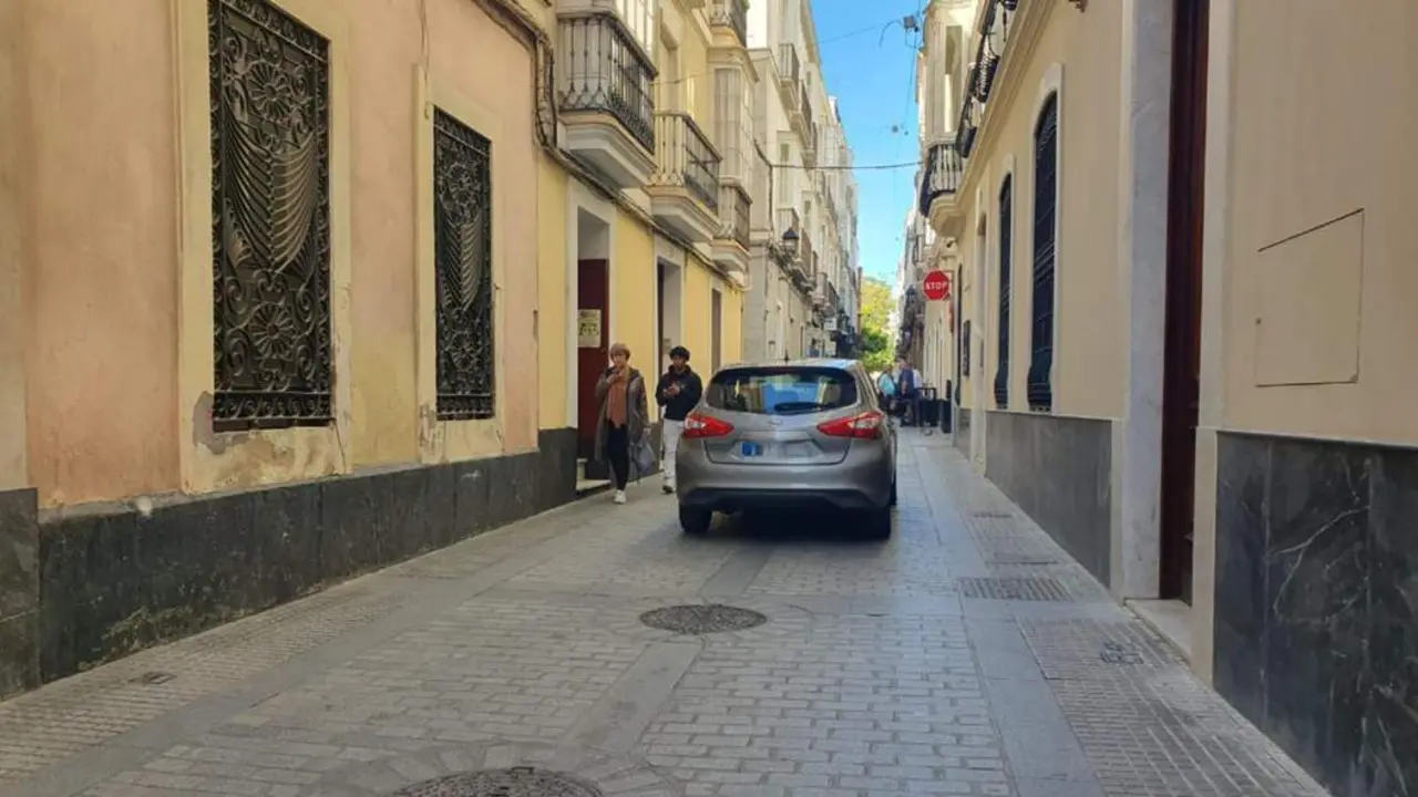 Un turismo circulando por Veedor. - BEATRIZ EST&Eacute;VEZ