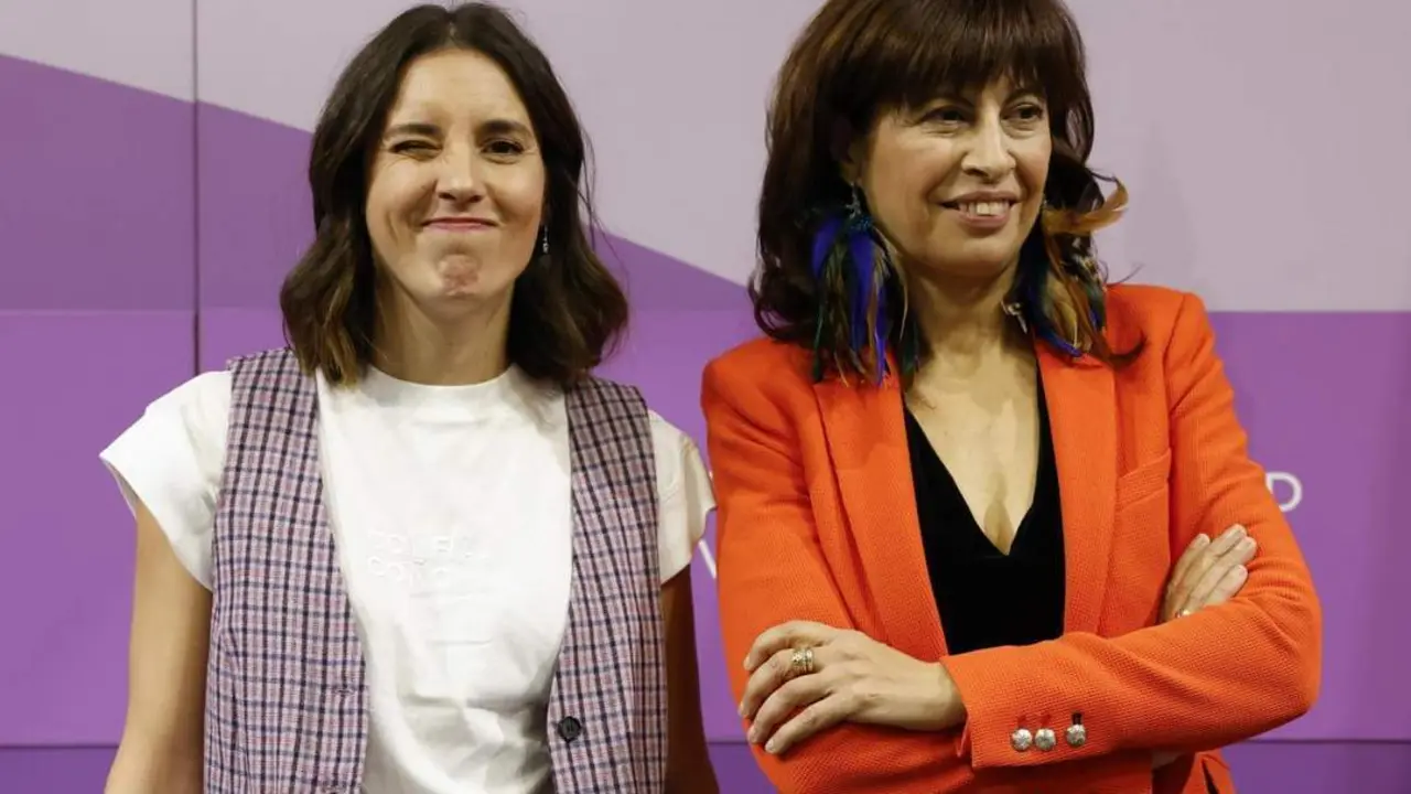 Irene Montero y su sucesora, Ana Redondo. - EFE