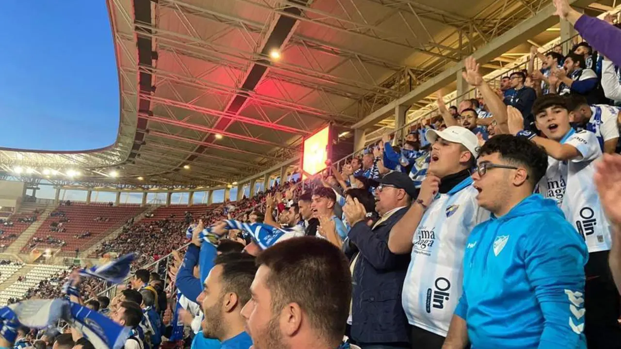 Fieles malaguistas animando en Murcia. - Lola Morales