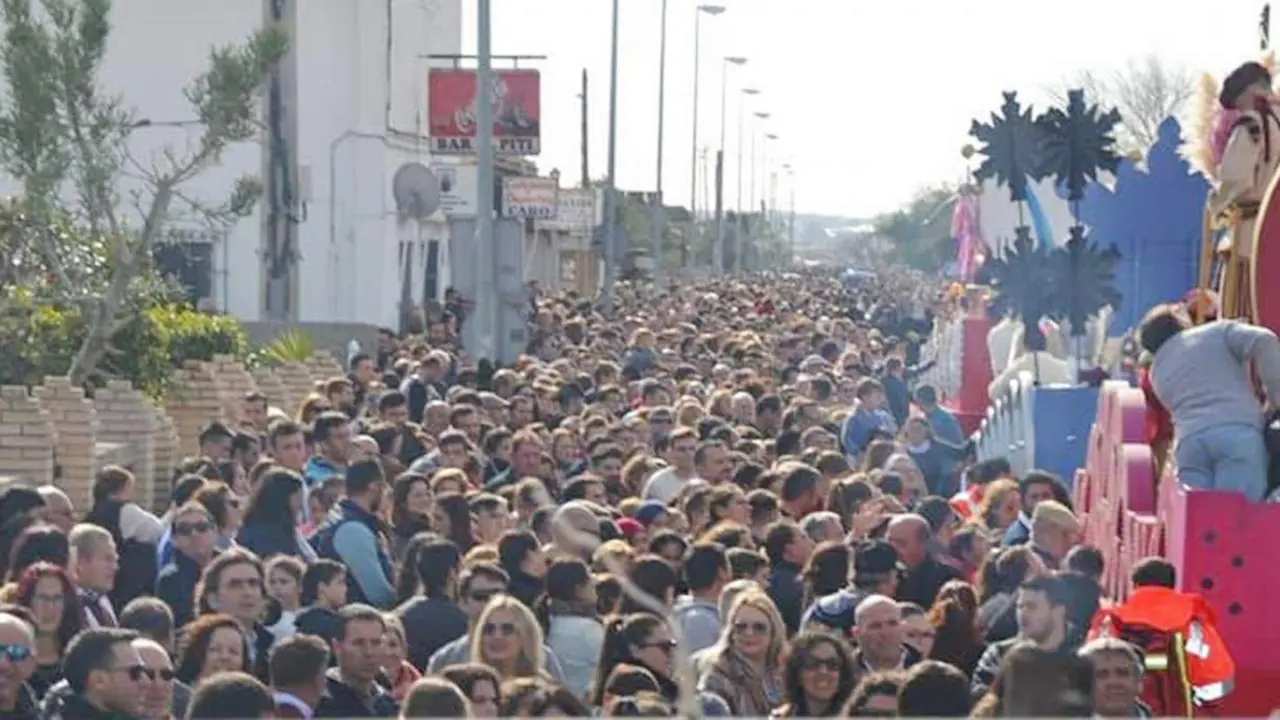 La Calle Central de La Algaida siempre queda repleta de p&uacute;blico - Ra&uacute;l J. Bustillos