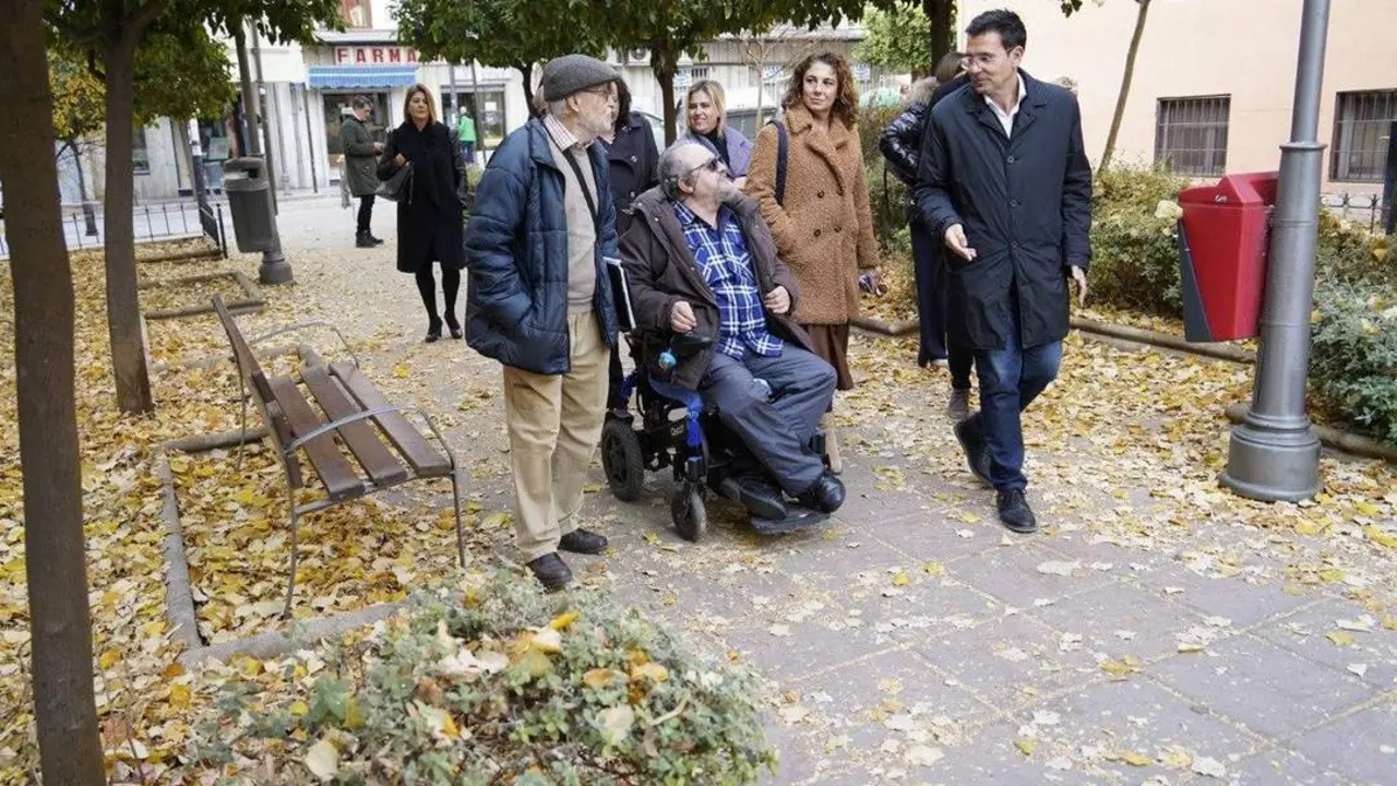 Los socialistas durante la visita a F&iacute;gares - PSOE