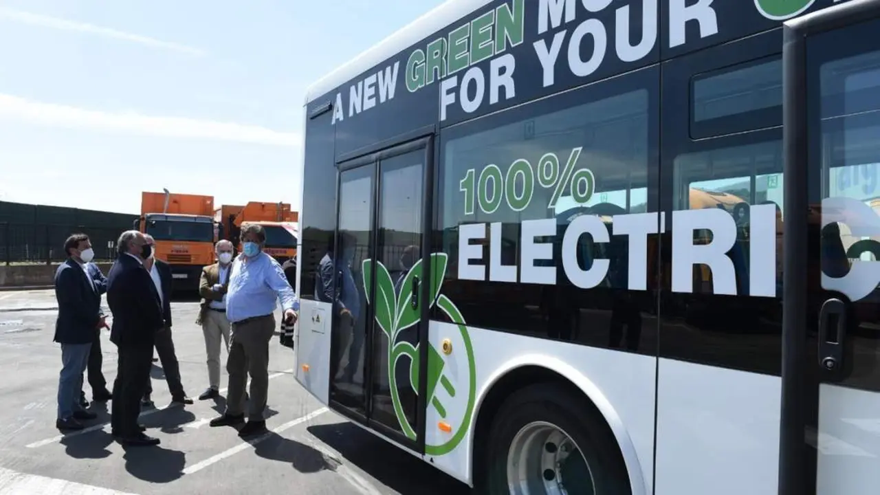 Un autob&uacute;s el&eacute;ctrico. - A. I.