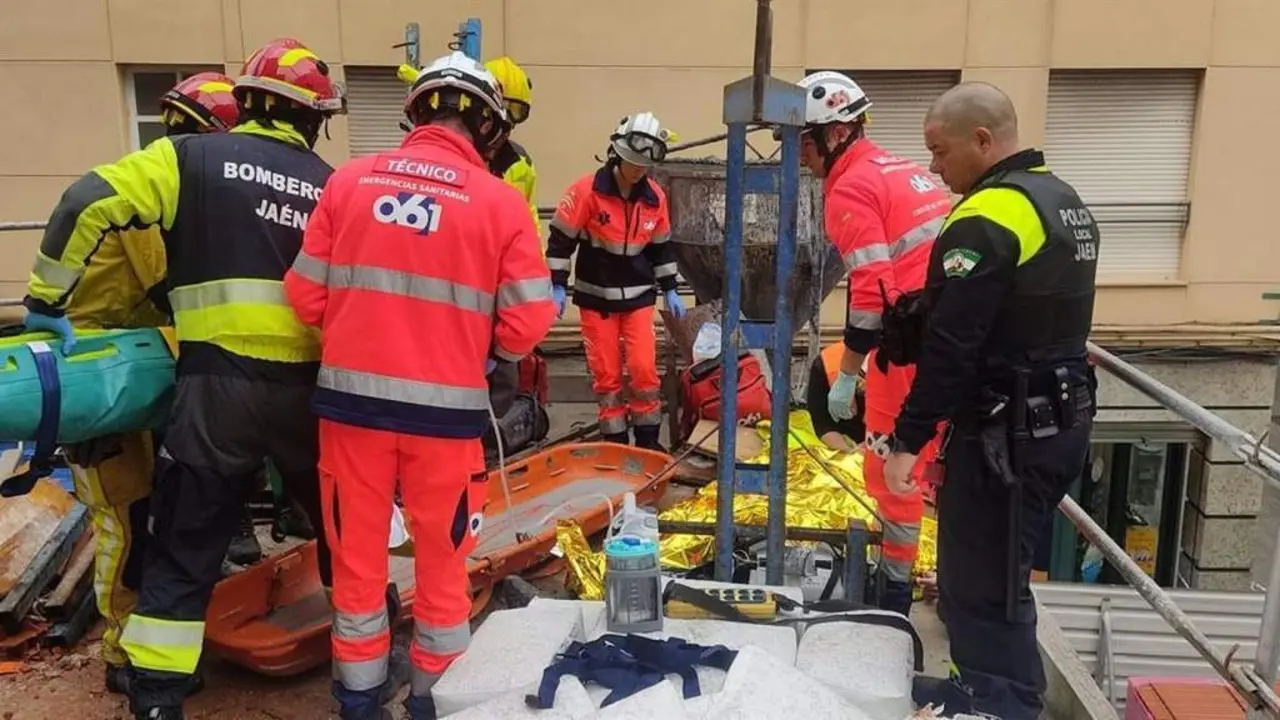 Imagen del traslado este viernes.  - Bomberos de Ja&eacute;n