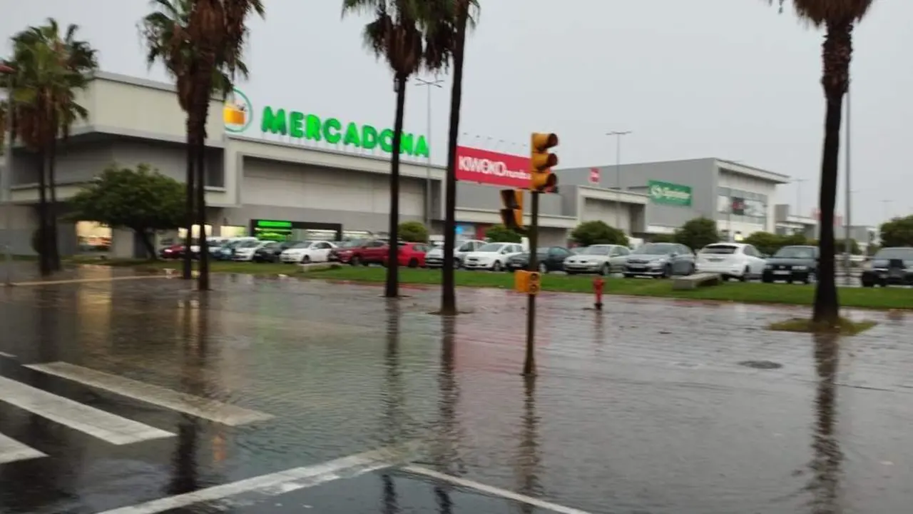 Lluvia en una calle de Huelva. - EP